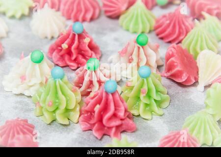 Dessert Thai tradizionale o ben conosciuto come 'Arlua' o dolce caramella Aalaw tono colorato Foto Stock