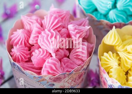 Dessert Thai tradizionale o ben conosciuto come 'Arlua' o dolce caramella Aalaw tono colorato Foto Stock