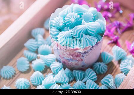 Dessert Thai tradizionale o ben conosciuto come 'Arlua' o dolce caramella Aalaw tono colorato Foto Stock