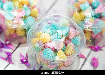 Dessert Thai tradizionale o ben conosciuto come 'Arlua' o dolce caramella Aalaw tono colorato Foto Stock