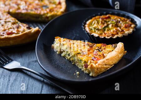 Quiche Lorraine - tradizionale crostata francese con crosta di pasticceria ripiena di pancetta e porro Foto Stock