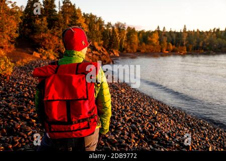 Un escursionista al resort Hollow Rock sulle rive del lago Superior a Grand Portage, Minnesota. Foto Stock