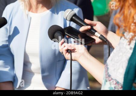 I giornalisti rende media intervista con imprenditrice o il candidato di sesso femminile Foto Stock