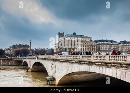 PARIGI, FRANCIA - MARZO, 2018: Pont au Cambio sulla Senna in una fredda giornata invernale Foto Stock