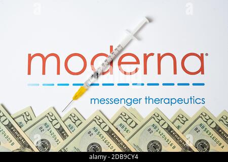 Stone / Regno Unito - Novembre 16 2020: Il logo di moderna Medical Company visto sul depliant con la siringa e dollari. Moderna Inc produce mRNA- Foto Stock