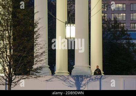 Washington, Stati Uniti. 16 Nov 2020. Il Servizio Segreto in uniforme pattuglia il Portico Nord della Casa Bianca a Washington, DC lunedì 16 novembre 2020. Il presidente Trump non ha ancora concesso il mandato al presidente eletto Joe Biden. Foto di Ken Cedeno/UPI Credit: UPI/Alamy Live News Foto Stock