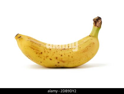 due banane gialle mature sono isolate su fondo bianco, su una buccia una macchia marrone, frutto surmature Foto Stock
