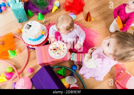 Festa di compleanno in asilo con torta e regali Foto Stock
