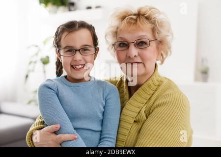 nonna con nipote che indossa occhiali entrambi Foto Stock