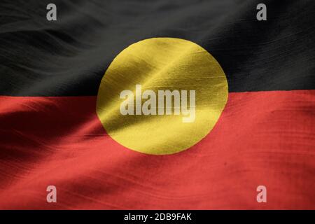 Increspato Bandiera degli aborigeni australiani soffiando nel vento Foto Stock