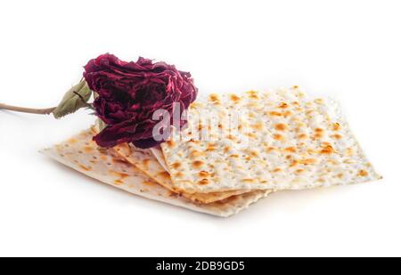 Matza e rosso rosa scuro secco isolamento su bianco Foto Stock