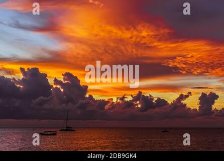 Grande vero e proprio bel cielo rosso, arancione e blu tramonto sull'oceano