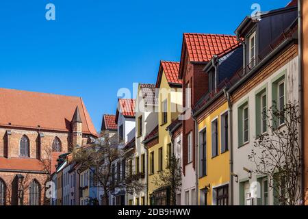 Vista di edifici storici di Rostock, Germania. Foto Stock