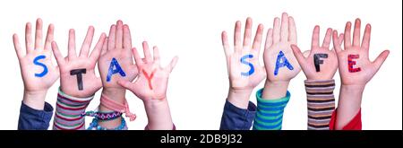 Mani per bambini tenuta colorata inglese Word Stay Safe. Bianco isolato sfondo Foto Stock