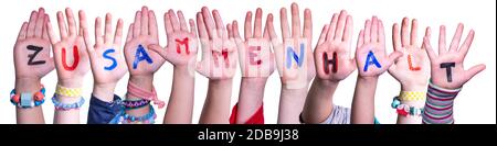 Kids Hands Holding colorato tedesco Word Zusammenhalt significa insieme. Bianco isolato sfondo Foto Stock