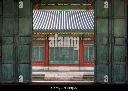 Uno degli ingressi principali del palazzo nel palazzo Changdeok Gung a Seoul, Corea del Sud. Il palazzo Changdeokgung è uno dei cinque palazzi principali di Seoul. Foto Stock