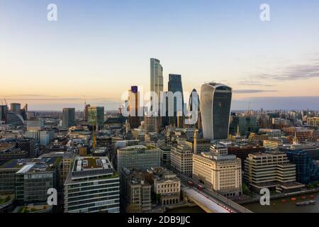 Vista sul drone dello skyline della città di Londra di Square Mile all'alba Foto Stock