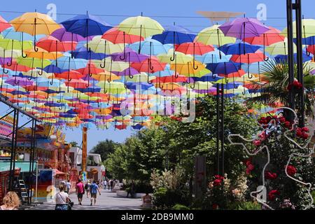 Ombrelloni colorati strada urbana decorazione. Appendere ombrelloni colorati su Foto Stock