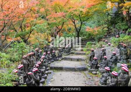 Giardino giapponese d'autunno con Buddha fiancheggiato sentieri presso il tempio di Daisho-in a Miyajima Island, Hiroshima, Giappone Foto Stock