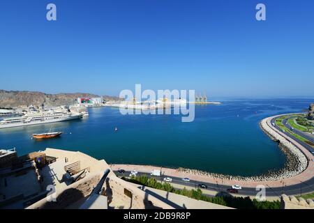 Viste la Mutrah Corniche e il Sultano Qaboos port. Foto Stock