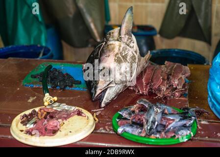 Testa di tonno e pesce avanzi maschio al mercato del pesce nel maschio, Maldive Foto Stock