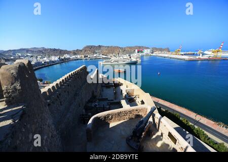 Viste la Mutrah Corniche e il Sultano Qaboos port. Foto Stock