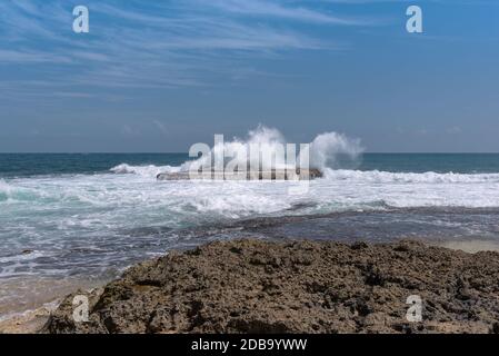 Isola rocciosa con onde grandi, Manzanillo costa, Costa Rica 2 Foto Stock
