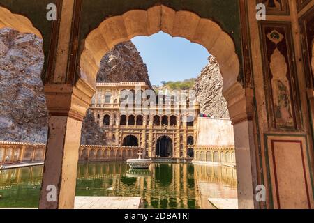 Galta Ji o Tempio delle scimmie a Jaipur, la vista serbatoio inferiore. Foto Stock