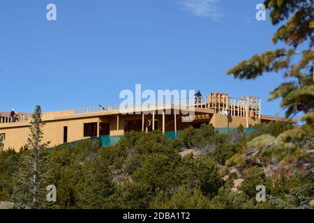 Una nuova casa in costruzione ai piedi delle colline che circondano Santa Fe, New Mexico. Foto Stock