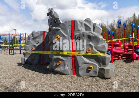 Una parete di roccia in un parco giochi è chiusa a causa della prevenzione COVID-19 Foto Stock