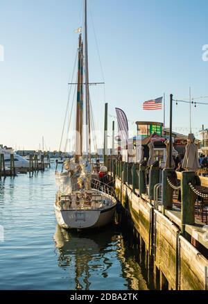 Newport è piena di vortici e insenature strette dove le barche sono ormeggiate durante i mesi estivi. Questa scena è tutta Newport, Rhode Island. Foto Stock