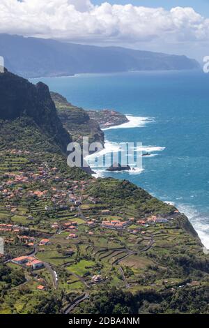 Arco de São Jorge sulla costa nord di Madeira Vista dal Miradouro Beira da Quinta, Madeira, Portogallo. Foto Stock