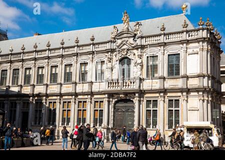 BRUGES, Belgio - Marzo 2018: Il Decanato di Saint-Donatian a Piazza Burg Foto Stock