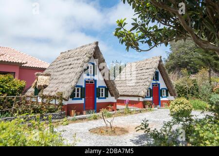 Una casa tradizionale Santana o Casas de Colmo nella città di Santana a nord dell'isola di Madeira del Portogallo. Portogallo, Madera, aprile 2018 Foto Stock