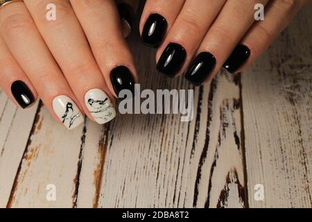 Manicure glamour design sul bello unghie lunghe Foto Stock