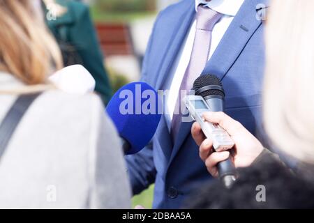 Reporters rende media intervista con irriconoscibile imprenditore o politico Foto Stock