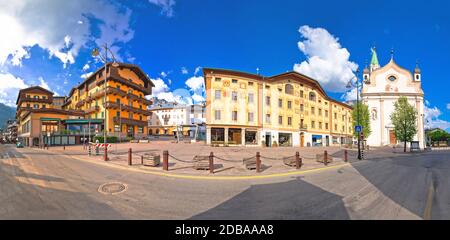 Cortina d'Ampezzo piazza principale architettura e vista panoramica chiesa, Veneto regione d'Italia Foto Stock