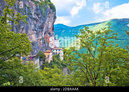 Madonna della Corona Chiesa sulla roccia, santuario nella regione Trentino Alto Adige Italia Foto Stock