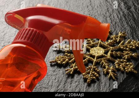 Bottiglia di detergente con decorazione natalizia Foto Stock