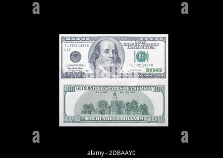 Fronte e retro di un conto di 100 dollari USA con un ritratto del presidente americano Benjamin Franklin su uno sfondo nero isolato Foto Stock