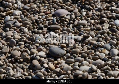 Pietre grandi, piccole, rotonde sulla spiaggia mediterranea in provincia di Alicante, Spagna Foto Stock