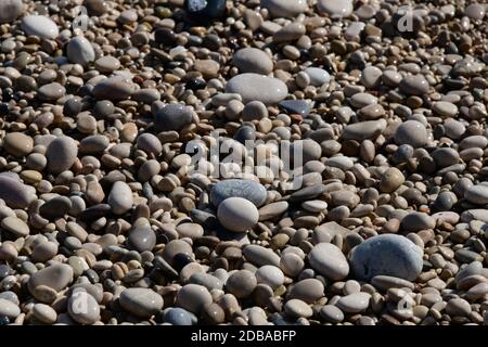 Pietre grandi, piccole, rotonde sulla spiaggia mediterranea in provincia di Alicante, Spagna Foto Stock