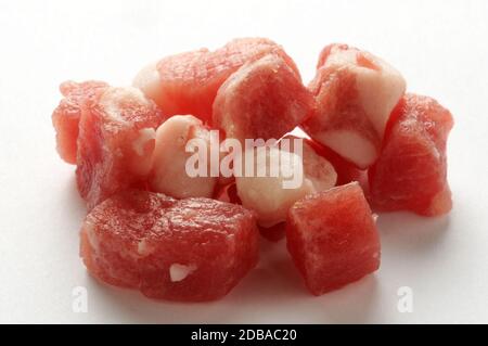 Gruppo di pancetta a cubetti su sfondo bianco Foto Stock