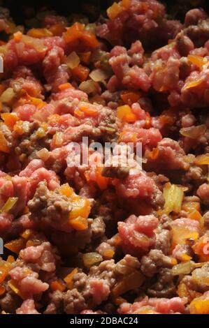 Cottura di carne tritata con verdure per la salsa Foto Stock