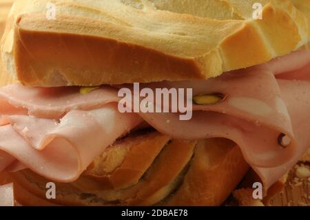 Primo piano su un panino con mortadella Foto Stock