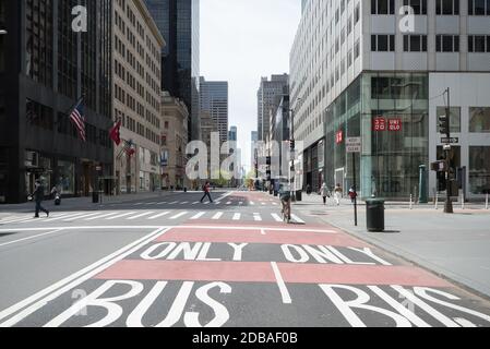20 maggio 2020. Manhattan, New York, Stati Uniti. Due uomini e un ciclista su un quinto viale quasi desertato durante il blocco. Foto Stock