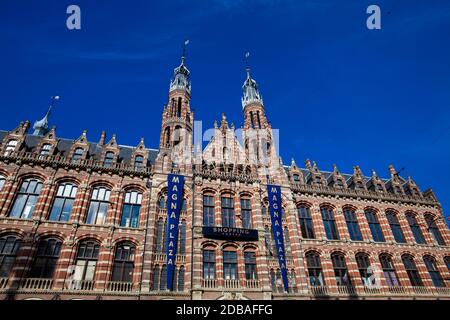 AMSTERDAM, PAESI BASSI - MARZO, 2018: Il bellissimo edificio del centro commerciale Magna Plaza, situato nel centro storico di Amsterdam Foto Stock