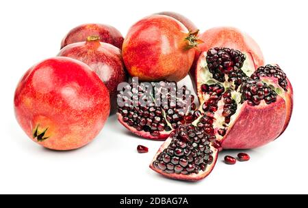 Diversi frutti di melograno interi e pelati e grani di melograno maturi isolati su sfondo bianco. Foto Stock