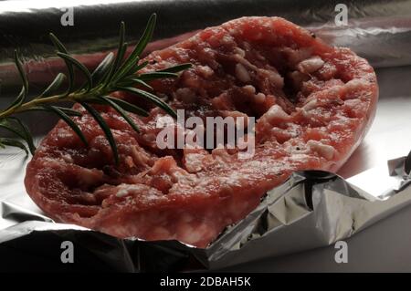 Salsiccia cruda in foglio Foto Stock