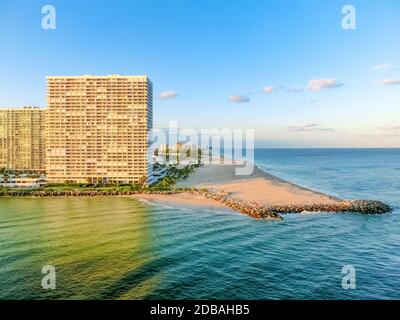 Fort Lauderdale - 1 dicembre 2019: Paesaggio urbano di ft. Lauderdale, Florida, mostra la spiaggia e i condomini Foto Stock